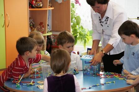 Kinder mit Pädagogin