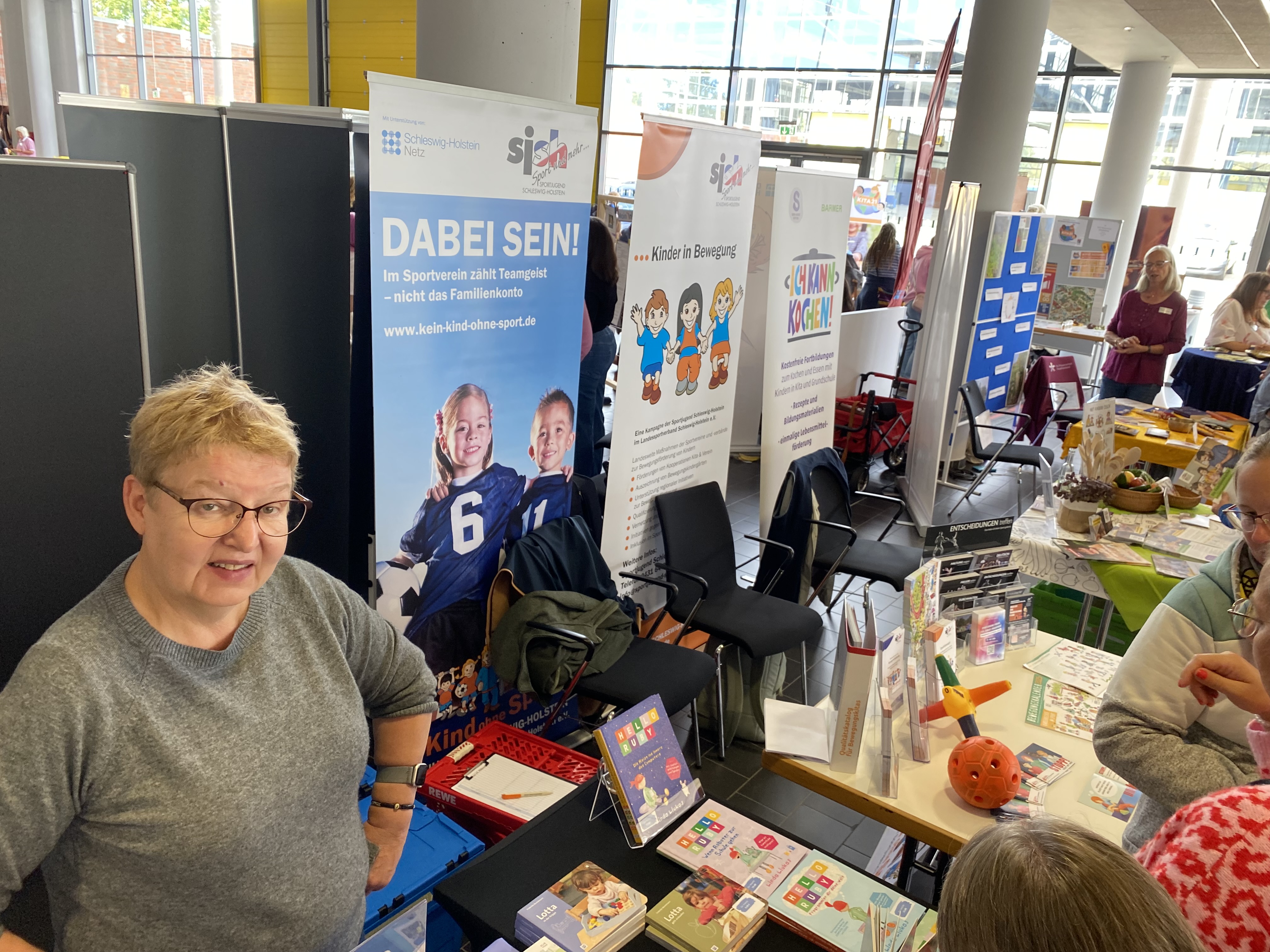 Antje Bostelmann am Verkaufsstand vom Bananenblau Verlag