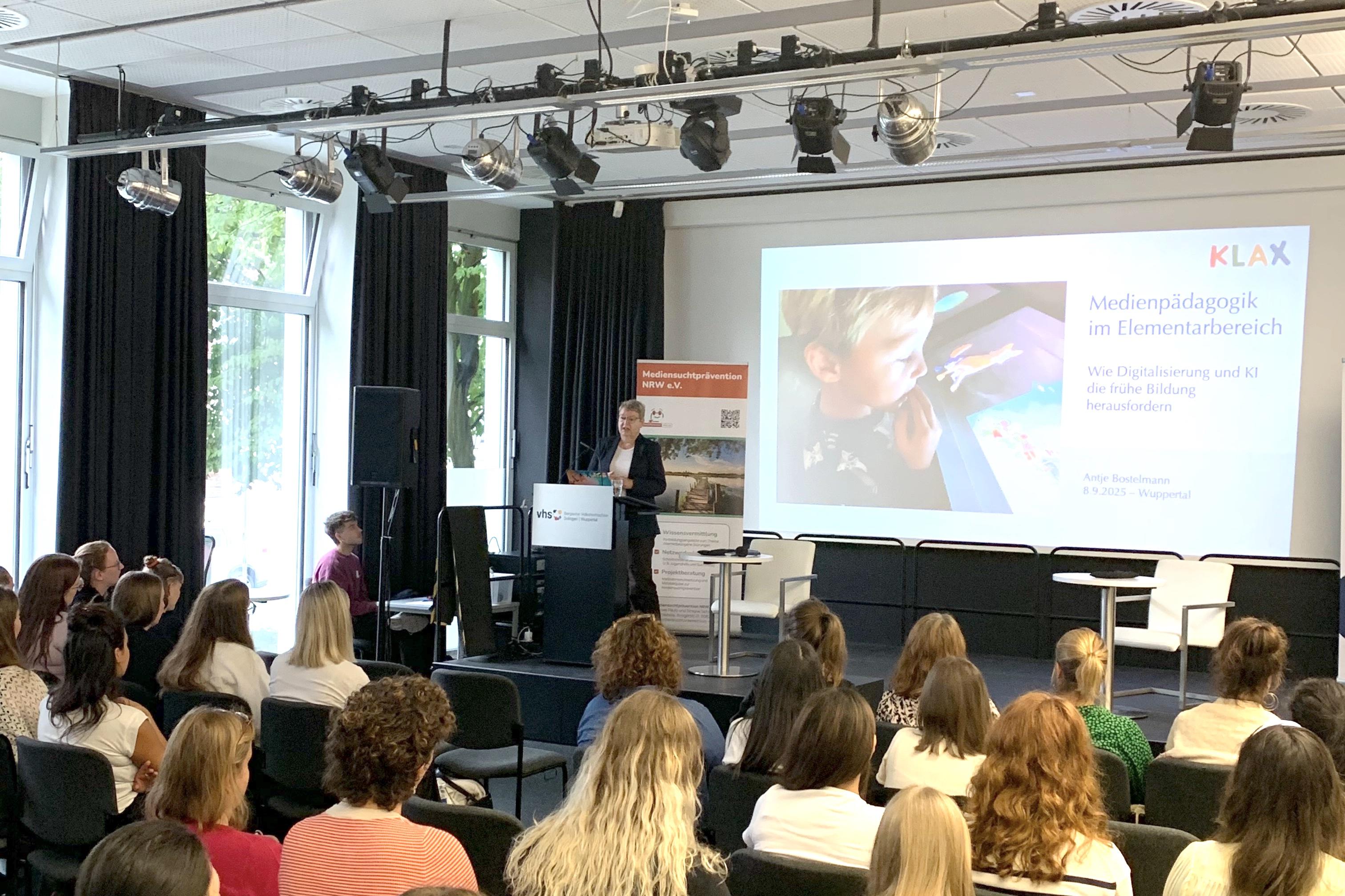 Antje Bostelmann auf der Fachtagung „Mediensuchtprävention in der frühen Kindheit“ 